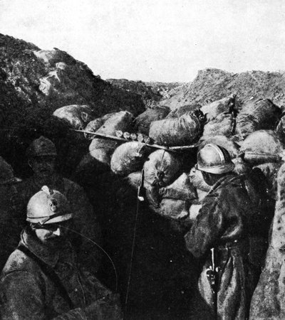 Ennemis dans la même tranchée pendant la Première Guerre mondiale, soldats français et allemands séparés seulement par un mur de sacs de sable (photo en noir et blanc) - French Photographer